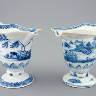 Une paire d'aiguières de forme casque en porcelaine de Chine bleu et blanc, 18ème